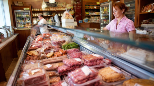 Chłodnicza lada pełna wędlin