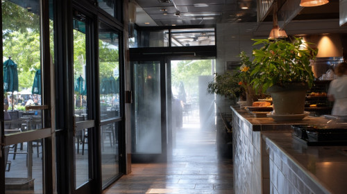 Kurtyna powietrzna nad wejściem do lokalu gastronomicznego