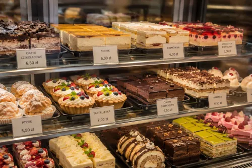 Jak odpowiednio wyeksponować ciasta w cukierni i kawiarni?