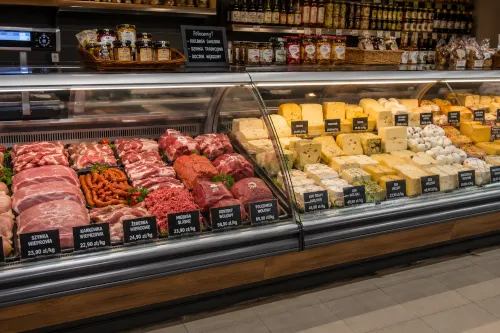 Jak poprawić ekspozycję produktów chłodniczych w sklepie?