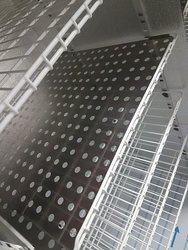 Nakładka perforowana, nierdzewna, szlifowana na półkę do szaf 625 / 725 / 825 RAPA